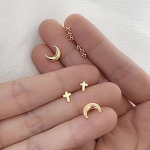 Listos para enviar: Lindos pendientes de luna pequeños minimalistas con circonita cúbica y chapado en oro de 18k para mujer - Product Image 5