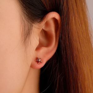 Boucles d'oreilles tendance pour femme en acier inoxydable plaqué or 14 carats, motif fruit, cœur, feuille, fleur, sculpturales et texturées, sur mesure pour soirée - Product Image 2