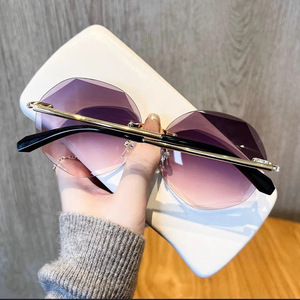 Lunettes de soleil rondes sans monture, style moderne, métalliques, anti-UV, pour femmes, idéales pour les voyages et la plage. - Product Image 3