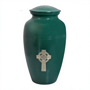 Urnes funéraires pour adultes en laiton doré, écologiques, durables, personnalisables, avec croix celtique gravée, vertes - Product Image 1