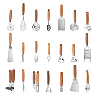 Ensemble d'ustensiles de cuisine en acier inoxydable avec manche en bois : râpe, ouvre-boîte, couteau à pizza, outils de cuisson, de découpe et de service