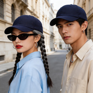 Casquette de baseball noire personnalisable 6 panneaux en coton avec broderie de logo, sangle ajustable, vente en gros OEM, faible MOQ - Product Image 3