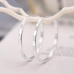 Boucles d'oreilles créoles en or blanc E4262, design géométrique, style classique unisexe, bijoux en alliage - Product Image 5