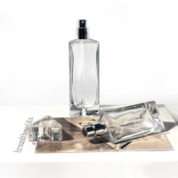 Bouteille de parfum atomiseur de parfum en verre de 30ml 45ml de pompe de pulvérisation de forme triangulaire de conception unique de luxe