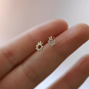 Boucles d'oreilles couronne en argent sterling 925 incrustées de zircon ROXI pour femmes, mini clous d'oreilles S925 - Product Image 6