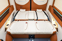 Kit intérieur VIP Sprinter Galaxy Starlight avec plafond, TV escamotable, cloison, sièges cachés, table relevable et lit 180 pour Mercedes-Benz W907