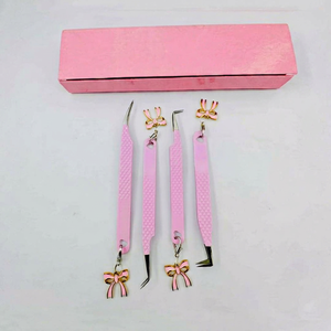 แหนบดัดขนตา 45/90/ดอลฟิน ปลายไฟเบอร์ โบว์สีชมพู ปลายเรียบ/หยัก จับถนัดมือ ป้องกันไฟฟ้าสถิตย์ ป้องกันแม่เหล็ก รับทำโลโก้ตามสั่ง - Product Image 1