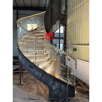 Escalier courbé élégant avec garde-corps en verre, marches en bois de chêne massif, escalier en arc