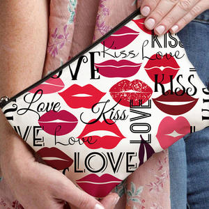 Borsa a Tracolla con Stampa Cuore e Labbra per San Valentino, Astuccio Multifunzionale e Portamonete in Tela per Donne e Studentesse - Product Image 4