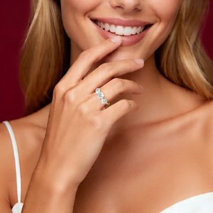 แหวนหมั้นเพชรโมอิสซาไนต์ทรงกลม 4 กะรัต VVS GRA ชุบทอง 14K ประดับเพชร 3 เม็ดแบบหนามเตย ดีไซน์ทันสมัย ขายส่งจากโรงงาน - Product Image 5