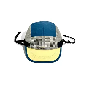 2023 neues Design Logo Blank 5 Panels zweifarbige atmungsaktive Hüte aus Mesh-Stoff mit flacher Krempe für Männer mit verstellbarem Riemen