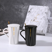 Mug à café en céramique à motifs géométriques 380 ml avec couvercle et cuillère, tasse à thé pour couple dans un coffret cadeau pour mariage et maison