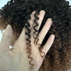 Perruque Sans Colle X-TRESS <span class=keywords><strong>Haute</strong></span> Qualité en Fibre Synthétique à Dentelle pour Femmes Noires, Cheveux Longs Frisés Crépus Style Afro Bomb Avec Frange - Product Image 4