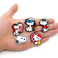 HY 2026 Vente en gros de décorations de chaussures en PVC souple de dessin animé mignon, décorations de chaussures Snoopys avec des décorations en dentelle et des boutons