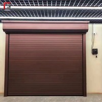 Porte à enroulement en alliage d'aluminium personnalisée, remplie de mousse PU, insonorisée et isolée pour les devantures de magasins commerciaux