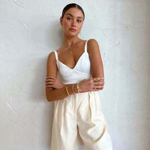 Abrace un estilo veraniego sin esfuerzo con este conjunto de 2 piezas de lino y algodón beige para mujer, que incluye un top tipo chaleco de corte holgado y pantalones, con una mezcla transpirable. - Product Image 3