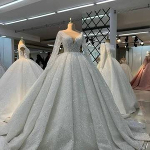 Nuevo Vestido de Novia Lujoso y Moderno con Encaje, Escote en V, Manga Larga, Cola Larga y Lentejuelas con Cuentas - Product Image 1