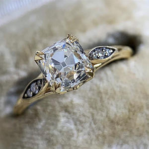 Anello di fidanzamento da donna Q130 in oro massiccio 18 carati con diamante naturale taglio Asscher e pietre laterali in diamante nero - Product Image 1