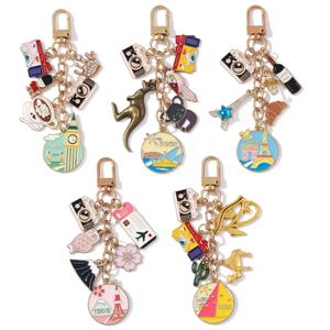 Portachiavi Creativo a Forma di Fotocamera, Biglietto Aereo, Luoghi Panoramici Internazionali, Vino, Smalto, Grazioso Charm per Zaino, Regalo per Amici - Product Image 1