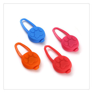 Collar colgante LED que brilla en <span class=keywords><strong>la</strong></span> oscuridad <span class=keywords><strong>para</strong></span> mascotas con forma de pata, luz <span class=keywords><strong>para</strong></span> perros <span class=keywords><strong>para</strong></span> paseos nocturnos <span class=keywords><strong>para</strong></span> evitar <span class=keywords><strong>la</strong></span> pérdida, COLLAR COLGANTE de noche <span class=keywords><strong>para</strong></span> mascotas - Product Image 3