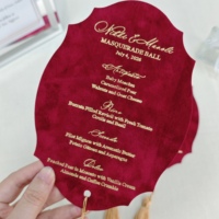 Menu de table de luxe en velours bordeaux, texte personnalisé en feuille d'or, forme découpée avec pompon doré, pour mariage et soirée masquée