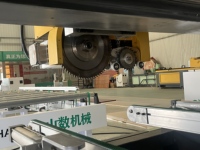 Machine de découpe de portes à quatre côtés CNC entièrement automatique, ligne de production de portes à quatre faces, machine de sciage CNC