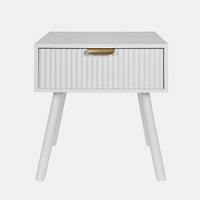 Table de chevet OEM ODM en bois blanc à 1 tiroir avec façade cannelée, poignée dorée et pieds effilés pour chambre à coucher