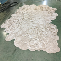 Tapis de salon moderne en laine sur mesure, forme irrégulière, tufté à la main, abstrait, artistique, fait main par un designer pour usage domestique