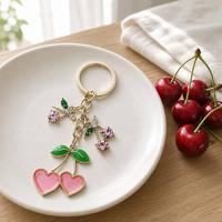 Handgemaakte schattige kersen hart fruit plant sleutelhanger zinklegering onregelmatige vorm sleutelhanger voor vrouwen meisjes groothandel