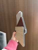 Panneau de mousse stratifié par film de PVC de couleur en bois morden panneau de feuille de PVC panneaux de mur d'aggloméré mur intérieur panneau de charbon de bois de placage