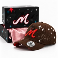 Casquette de baseball ajustable en daim à visière incurvée avec logo personnalisé, broderie 3D en relief et lettres en strass El Mago 31 Hats Mz Hats