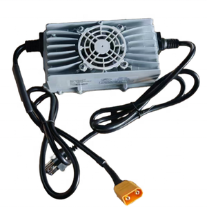 Chargeur de batterie au lithium pour scooter électrique Ebike 72V 5A Entrée 110V 220V Sortie 72V 84V avec connecteur XT90 HXL7205PNS - Product Image 2