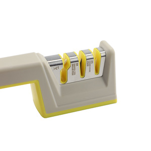 Afilador de cuchillos manual de acero de tungsteno de tres secciones, herramienta de afilado manual de múltiples granos para uso doméstico - Product Image 4