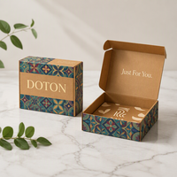 Boîte pliante noire mate avec logo en feuille d'or, emballage élégant personnalisé pour boutique de robes de cocktail