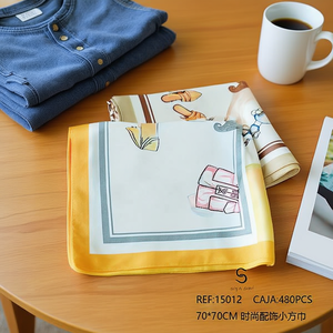 Accessorio di moda, piccola sciarpa quadrata 70x70 cm con stampa, per donna. - Product Image 3