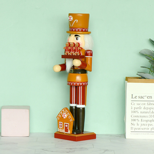 دمية خشبية بنية اللون لتزيين عيد الميلاد بطول 35 سم على شكل كسارة البندق مع منزل خبز الزنجبيل وتفاصيل مرسومة يدويًا صديقة للبيئة - Product Image 4