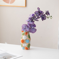 Vase en céramique circulaire peint à la main, style nordique moderne, émaillé coloré, pièce décorative haut de gamme pour bureaux de vente, salons et salles à manger