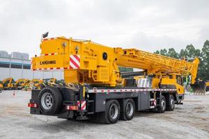 Grue de camion puissante TC320C5 offrant une charge utile de 32 tonnes et des performances polyvalentes pour divers besoins de levage lourd - Product Image 6