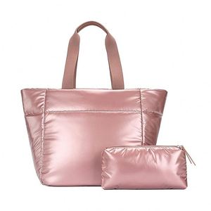 Sac à main fourre-tout matelassé en nylon léger et doux pour femme avec fermeture éclair, personnalisable avec logo, idéal pour les voyages, le travail et la salle de sport - Product Image 1