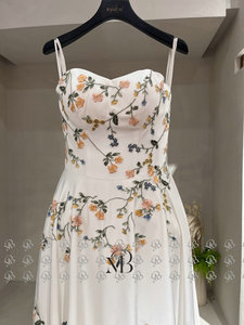 فستان زفاف Mily QD06270 فستان زفاف طويل أنيق من الساتان والحرير المطرز برقبة حبيبة - Product Image 4