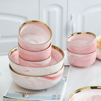 Ventes en gros de services de table en porcelaine de luxe avec incrustations dorées, design moderne en marbre rose, assiettes élégantes pour hôtel, maison et mariage