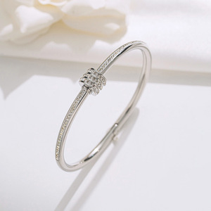 Bracelets à charnière élégants en acier inoxydable plaqué or PVD avec pavé de pierre Bracelets étanches personnalisés pour femmes - Product Image 4