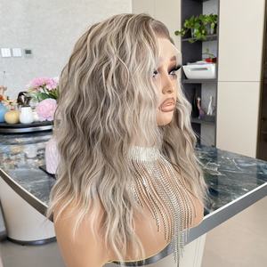 En stock: Peluca de encaje sintético Futura rubia ombré con ondas naturales 13x4, resistente al calor, al por mayor para mujer. - Product Image 3