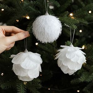 Boule de Noël suspendue de 8 cm en mousse blanche en forme de pétale de fleur avec poudre - Product Image 2