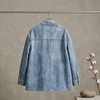 Veste de travail en peau de mouton pour femme, délavée, bleu clair dégradé, texture denim, col chemise, quatre poches, coupe ample, mi-longue, en cuir
