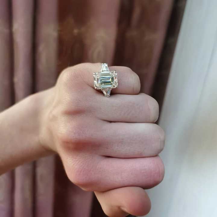 テーパーバゲット付き完璧な8カラットエメラルドカットモアッサナイト  