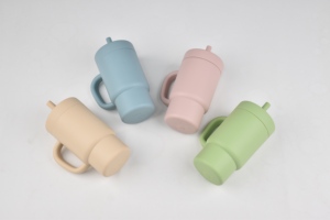 Mug de voyage en plastique vert avec couvercle à vis et paille, sans BPA, design minimaliste, pour le camping, usage unisexe - Product Image 5