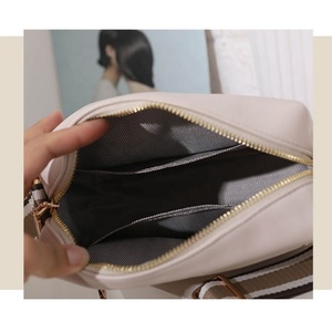 Bolsos cruzados de piel sintética para mujer, a la moda, al por mayor, con cadenas, impermeables, para uso diario - Product Image 5