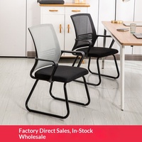 Chaise de bureau avec dossier incurvé en maille, accoudoirs et base en acier non rotative pour salle de conférence, formation, usage domestique ou informatique