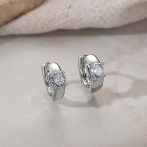 Boucles d'oreilles créoles dorées avec diamants carrés incrustés, design géométrique, bijoux d'anniversaire, boucles d'oreilles tendance pour femme - Product Image 2